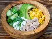 Bowl mit Hähnchen, Avocado und Quinoa